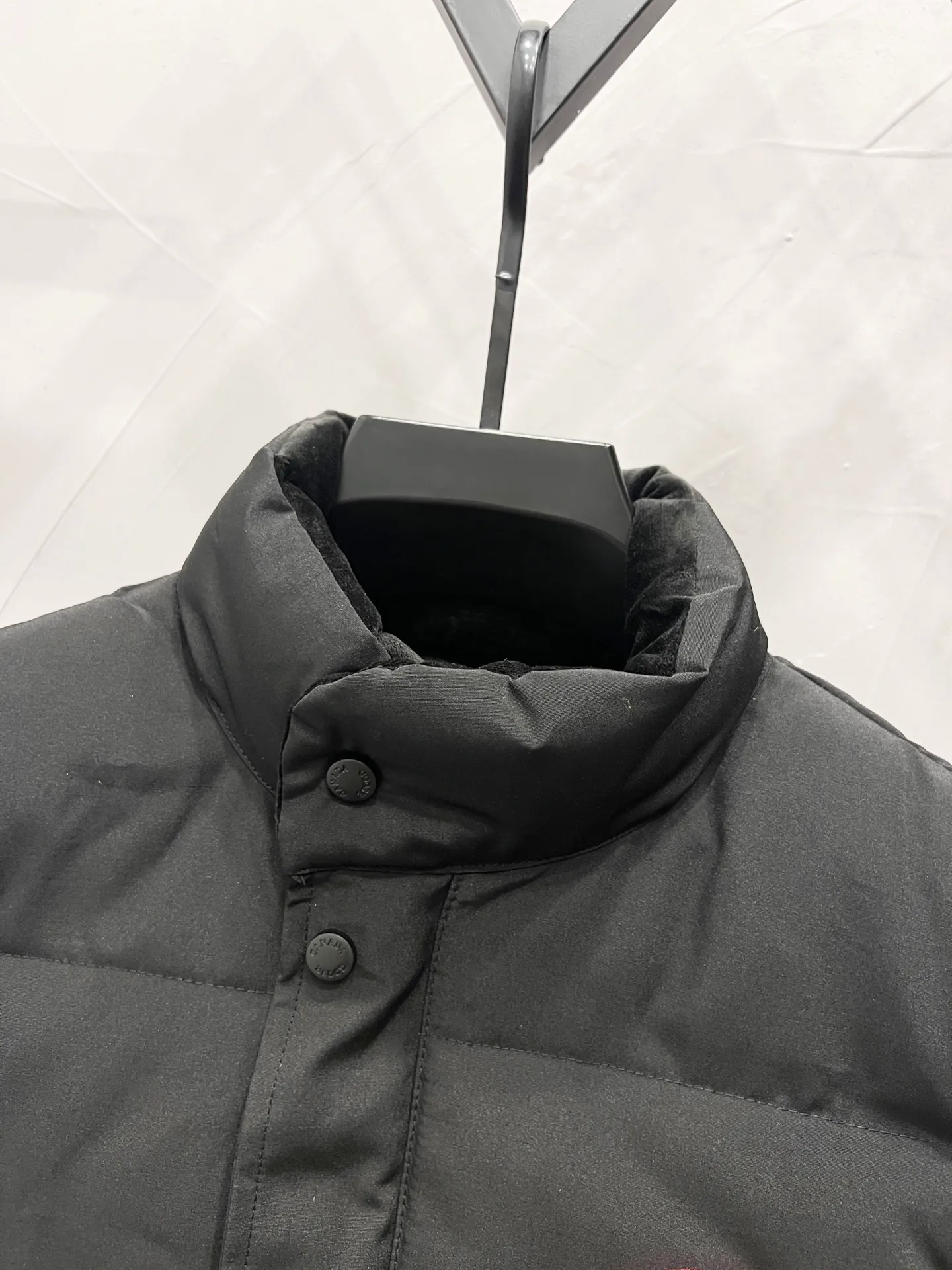 P330 model number: YC25 Canada goose/Canada Goose 4154M Freestyle Crew down vest, using international 50 down, genuine original clothing, pay attention to the version, YKK double zipper, velvet on the back collar, more warm, zippered hidden pocket on the inside, genuine mesh pockets on the inside. If you need to compare with the genuine product, check it out at any time. All accessories are made by the original factory. The fabric is molded and customized according to the original version. It can be restored by kneading it at will (fabric interpretation: the harder the fabric, the better the waterproof performance. Only those who buy the latest authentic version this year will notice the softness and comfort of the fabric. Soft fabrics are waterproof and have memory rebound function, which is the authentic fabric). The down is synchronized with genuine white duck down, fluffy and not clumps. The original version of Big Goose is white duck down. It is not the goose down boasted by the world's random copywriting. It can be verified through any official channel. Customized authentic YKK double zipper military-grade copper core zipper puller. High hardness and no jamming. The original smoothness is restored. The workmanship and wiring are all controlled by workers with more than ten years of service. They must be horizontal and vertical. No crookedness. The inner wiring density is more sophisticated. Feel free to compare. Big goose label. Collar label. Washed label. Hangtag. Zipper rope. Pocket label. Collar velvet. Buttons. All details are updated simultaneously with the original version. The best version. A fighter in a world-famous vest. Compare to the entire network. Color: Black White Navy Blue Gray Gray Gray Label Size: S-XXL